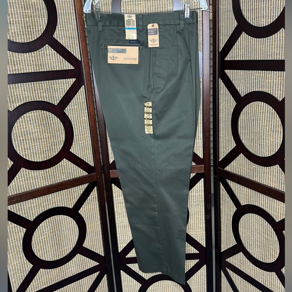 NWT Dockers D3 Classic fit Signature Khaki pleated.
